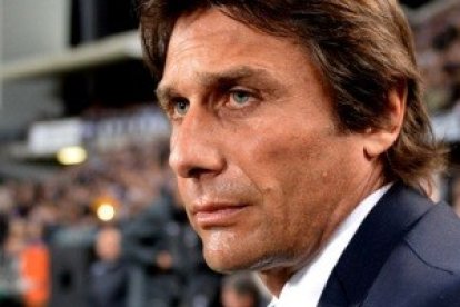 Antonio Conte, entrenador de la selección italiana, arregló su vida de pareja casándose y volviendo a los sacramentos