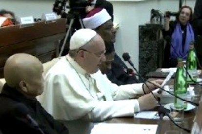 El Papa Francisco se sentó entre representantes de distintas religiones para esta firma conjunta contra la trata y la esclavitud