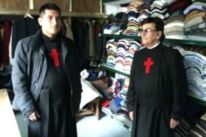 El hermano José Luis y el hermano Vicente, en la lavanderia de los Hermanos Misioneros de los Enfermos Pobres