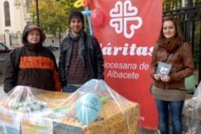 Unos voluntarios de Cáritas Diocesana en las calles de Albacete