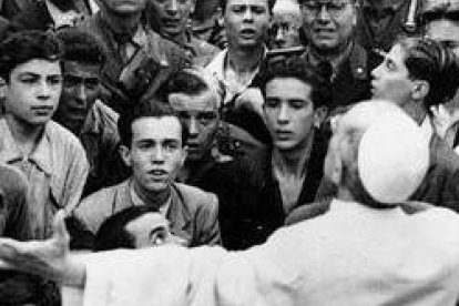 Pío XII el día de la liberación de Roma, mezclándose con el pueblo