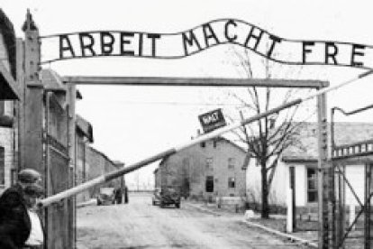 Foto de 1945 de la puerta del campo de exterminio de Auschwitz con el lema El Trabajo os Hará Libres