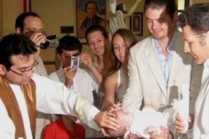 Pese a lo que pudiera parecer, los cristianos no se reproducen por vía sexual... sino mediante el bautizo, que es la forma de hacer nuevos cristianos
