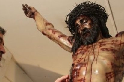 El escultor Miñarro y el Cristo sindónico, tallado con la información de heridas que aporta la Sábana Santa de Turín