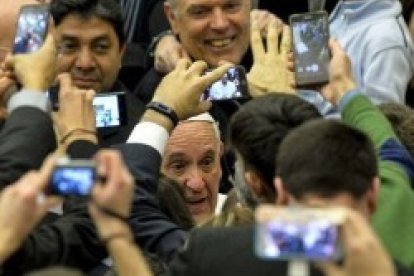 Francisco a su llegada al Aula Pablo VI