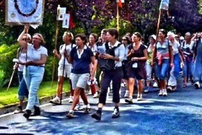 Pellevoisin es destino habitual de peregrinación de las familias, que se reúnen por cientos en la explanada.