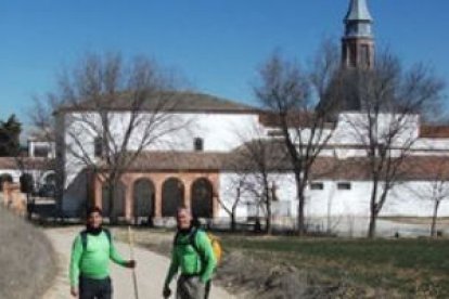 Peregrinos se acercan al convento de la llamada Santa Juana de Sagras, aunque por ahora no está aún ni beatificada, pero devotos no le faltan