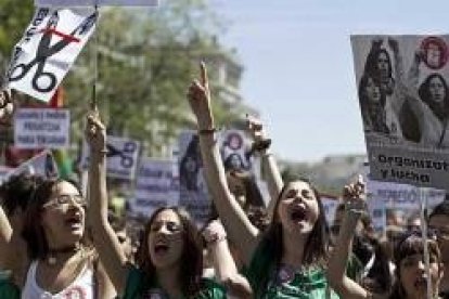 Con la ley de Zapatero mantenida por Rajoy, los chicos de 15 años pueden faltar a clase sin permiso paterno y sin poder ser sancionados, si dicen ir de manifestación