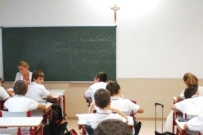 Aula de un colegio católico español - el Estado lo paga porque los ciudadanos lo demandan y tienen derecho a poder elegir el tipo de educación de sus hijos