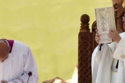 Francisco alza los Evangelios en la misa de Sarajevo ante unas 65.000 personas