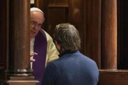 El Papa Francisco confesando...