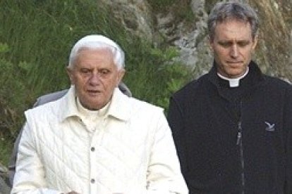 Ganswein reza y pasea con Benedicto XVI en una foto de hace pocos años
