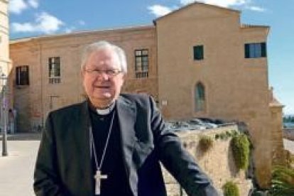 Javier Salinas, obispo de Mallorca, en el mirador de la Seu