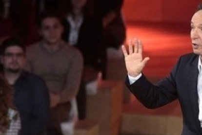 El soliloquio humorístico de Roberto Benigni sobre los 10 Mandamientos ha suscitado un debate moral sobre la ética pública en Italia