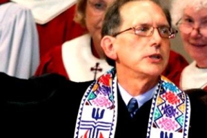 El reverendo Anderson, gay militante y no casto, ordenado recientemente presbítero en PCUSA... el nuevo estándar presbiteriano