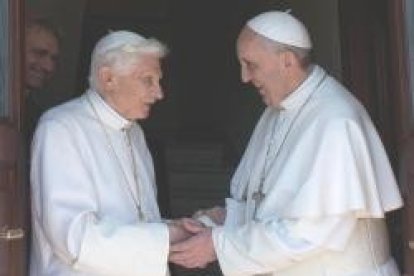 Benedicto XVI y Francisco - cada vez que los dos papas hacen algo juntos es un evento histórico
