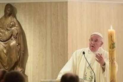 Francisco, en Santa Marta, anima con las Escrituras a abrir el corazón a Dios