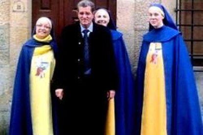 Miguel Rosendo, creador de Orden y Mandato de San Miguel con algunas chicas de la organización