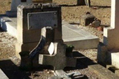 Cruces destruidas en el cementerio de St. Laurent, al sur del país, uno de los afectados