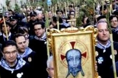 Autoridades eclesiásticos, civiles y devotos en gran multitud participan en la peregrinación cada año