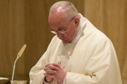 El Papa Francisco en la misa matinal de Santa Marta dirige la oración de los fieles