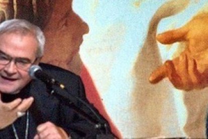 Monseñor Negri advierte de la violencia contra el cristianismo que ya anticipaba Benson en su novela.