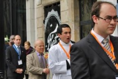 Marcos Vera -con gafas, al frente de la procesión- y los Hijos y Jóvenes de San José, una asociación espiritual que crece en Barcelona y otras ciudades