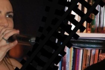 Rosa María Frías cuenta su testimonio - en la foto de la izquierda, en su época alejada de Dios, en la derecha, narrando su experiencia