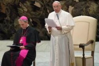 El Papa Francisco en la audiencia de los miércoles bajo techo
