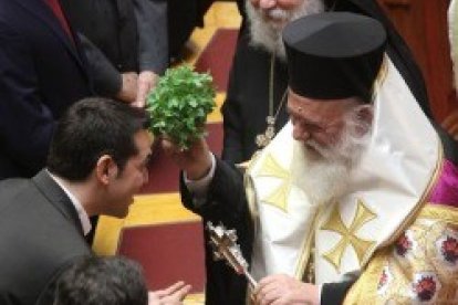 El Patriarca Ieronimos echa agua bendita sobre el ateo Tsipras, con el habitual efecto de alegría que suele causar este sacramental
