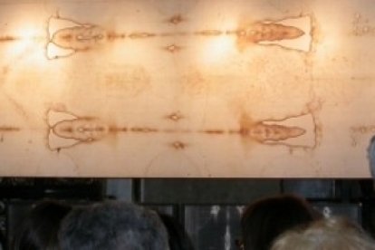 Peregrinos contemplan la Sindone expuesta en Turín - la ostensión se hace en años especiales, la última vez fue en 2010