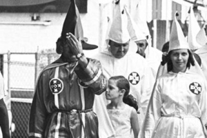 Las mujeres eran muchas y poderosas en el Ku Kux Klan en época de Margaret Sanger... su discurso anticonceptivo racista y de base esotérica les gustó