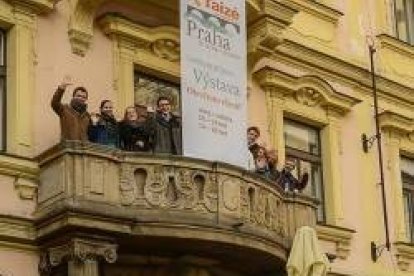 Jóvenes de Taizé en el Café Kafka de Praga