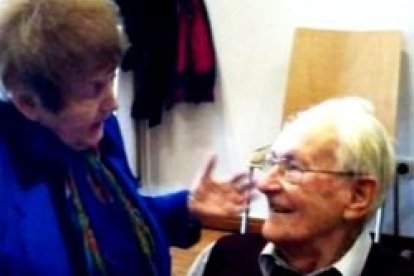 Eva Kor, superviviente de Auschwitz, habla con el nonagenario Groening