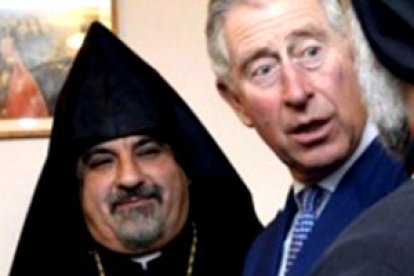 El príncipe Carlos de Inglaterra con clérigos coptos y armenios en la catedral copta de Londres