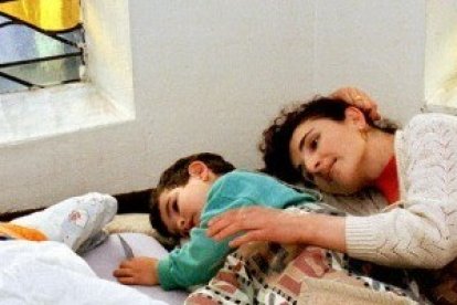 Esta foto es de 1999, una madre kurda con sus hijos se acoge a sagrado en una iglesia de Oberhausen... pero hay 450 personas así en Alemania en 2015