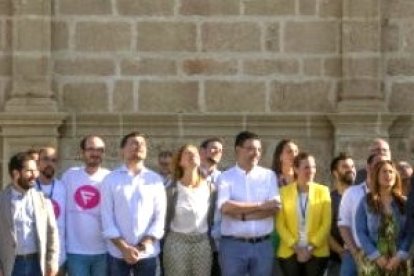 Todos los partidos del Parlamento Andaluz rinden pleitesía a la bandera de la ideología del lobby gay