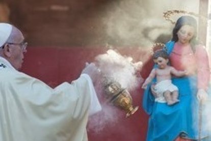 El Papa Francisco en el Cementerio del Verano en Roma
