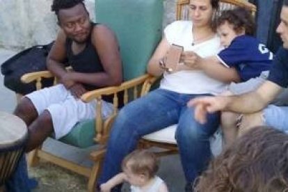 Daniel, su esposa y algunos voluntarios que hacen turnos ayudan a los inmigrantes a salir de la calle y adquirir habilidades útiles para vivir en España