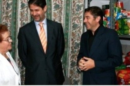 El padre Antonio Aurelio, de los trinitarios -a la derecha- en el almacén de Prolibertas, una entidad que colabora con la Orden