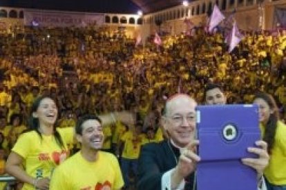 El cardenal Cipriani se hace un selfie con jóvenes católicos provida - el 30 por ciento de los católicos peruanos no han oído hablar del cardenal