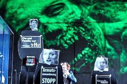 Un momento de la representación: los adversarios de la ideología de género son presentados como zombis nazis que merecen morir. Gabriele Kuby es la segunda por la derecha.