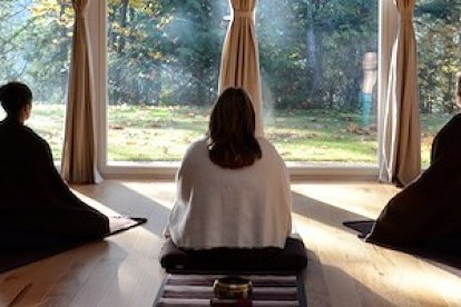 Técnicas que aparentemente sólo buscan el control del cuerpo y la relajación responden en realidad a una filosofía que excluye a Dios y diviniza la tierra y el hombre.