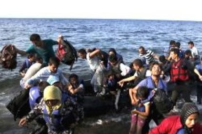 Refugiados de Oriente Medio entran en la Unión Europea desembarcando en la isla griega de Lesbos