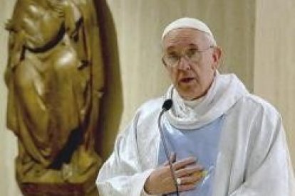 El Papa Francisco en la misa de la residencia Santa Marta, con el color azul de las fiestas marianas