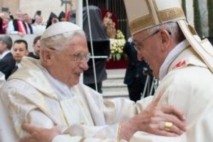 Benedicto XVI y Francisco se saludan