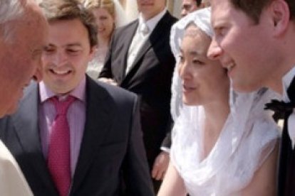 Jill y James Sherk saludan al Papa Francisco en su viaje de novios a Roma en mayo de 2015... su viaje de fe tiene su propia historia