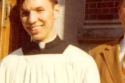 El padre Peter Stravinskas recién ordenado en 1972, con sus satisfechos padres, que vivieron 25 años como hermano y hermana para poder comulgar