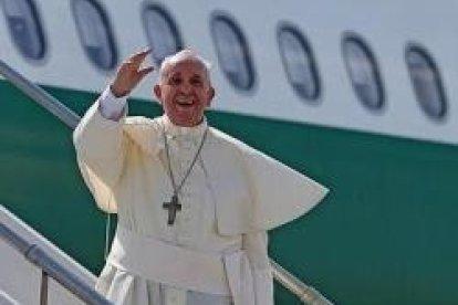 El Papa Francisco suele saludar así en la escalinata del avión antes de despegar en sus viajes