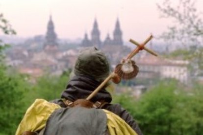 Un peregrino se acerca a Santiago de Compostela